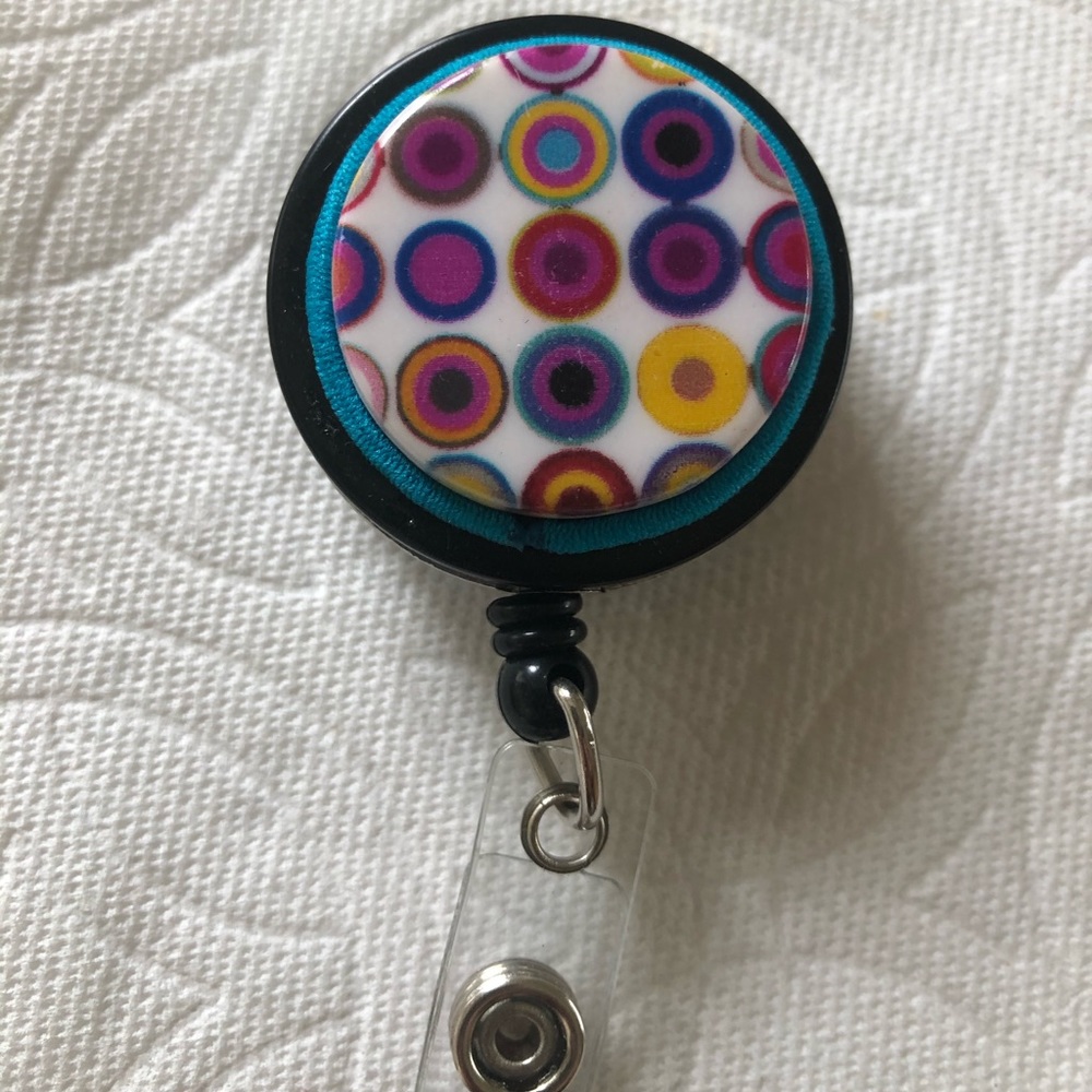 Multi-circle ID badge reel